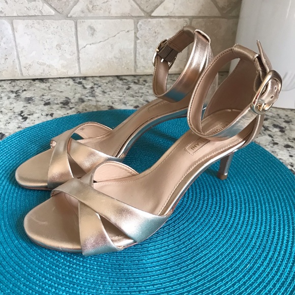Stunning Antonio Melani Gold Ankle Strap Sandals - Picture 7 of 12